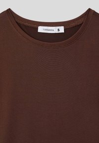 T-shirt marrone con scollatura rotonda, realizzato in tessuto liscio. Presenta un orlo cucito e un'etichetta con "TERRANOVA" e taglia "S".
