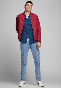 Jack & Jones JJERUSH - Bomberjacka - rio red