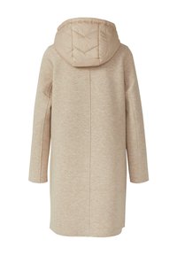 Beige jas met een gewatteerde capuchon, voorzien van een zachte textuur, lange mouwen en een rechte snit, ontworpen zonder zichtbare sluitingen.