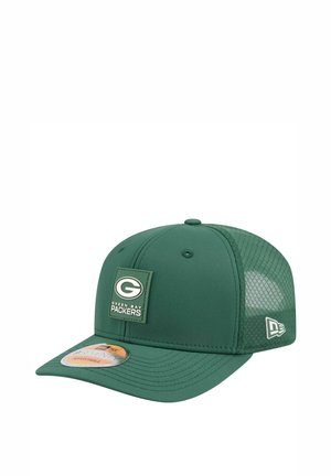 Casquette verte avec un bord plat, fabriquée en tissu lisse, dotée d'un dos en maille. L'avant présente un patch carré avec le logo "Green Bay Packers".