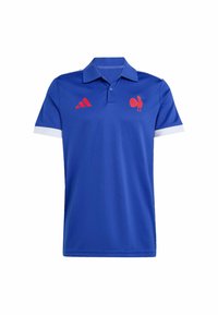 Niebieska koszulka polo wykonana z lekkiego materiału o jednolitej fakturze. Zawiera czerwone akcenty, logo koguta oraz wzór z trzema paskami na ramionach.