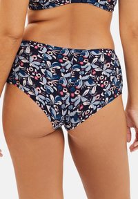 Navyblauwe bikini onderkant met een wit en roze bloemenpatroon, voorzien van een high-waisted ontwerp en een gladde stoftextuur.