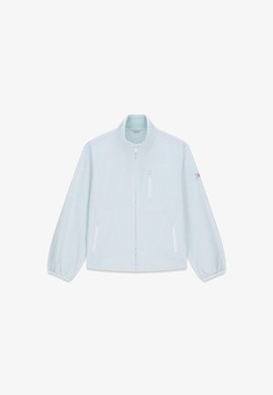 Giacca leggera azzurro chiaro con chiusura a zip, collo a listino, polsini elasticizzati, tre tasche con zip e sottile trama a quadretti.