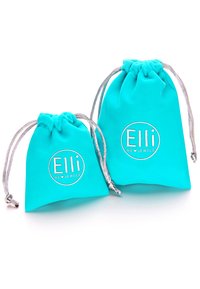 Két türkiz színű, puha anyagból készült húzózsinóros tasak, ezüstös kiegészítőkkel, és egy kör alakú logóval, amelyen az "Elli WE ♥ JEWELS" felirat szerepel.