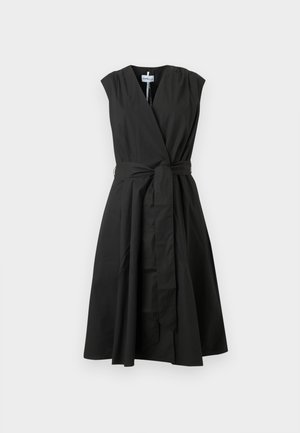 Μαύρο μίντι φόρεμα χωρίς μανίκια με V-λαιμόκοψη, στυλ τύλιγμα και δεμένη ζώνη στη μέση, παρουσιάζεται σε απλό ανοιχτό φόντο.