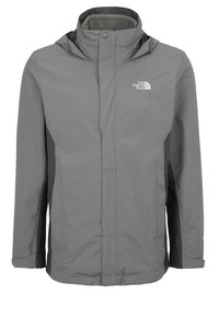 Veste imperméable grise avec capuche, fermeture éclair intégrale sur le devant recouverte d’un rabat et logo The North Face sur la poitrine.