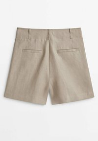 Beige mukautetut sortsit vyölenkeillä ja kahdella takana olevalla taskulla, valmistettu kevyestä kankaasta.