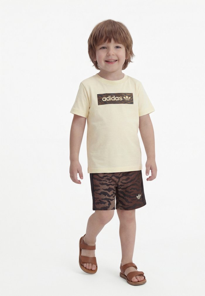 adidas INFANT UNISEX SET - Shorts - cream white/night brown