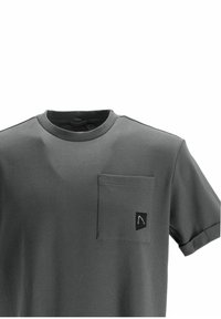 Maglietta grigia a maniche corte in tessuto texturizzato, con scollatura rotonda e taschino sul petto con un piccolo logo nero.