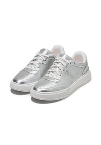 Silver sneakers med en slitt metallisk läderöverdel, vit gummisula och kontrasterande vita snörningar. Inkluderar perforerade detaljer.