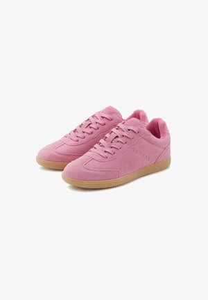 Rosa Wildledersneaker mit glatter Textur, abgerundeter Zehenpartie, gepolstertem Kragen und Gummisohle. Verfügt über ein klassisches Schnürdesign.