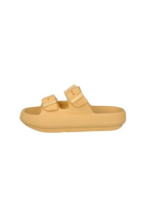 Sandalia de color marrón claro tipo slip-on con dos hebillas ajustables y una suela texturizada, vista de perfil.