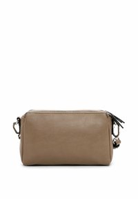 Bolso clutch de cuero en beige con un acabado texturado, que cuenta con un cierre superior de cremallera y una correa desmontable para mayor versatilidad. Accesorios en tono plata.