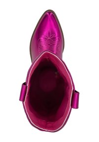 Bota vaquera metálica de color rosa brillante con punta afilada, diseño bordado en el caño y un forro interior suave. Presenta una correa lateral.