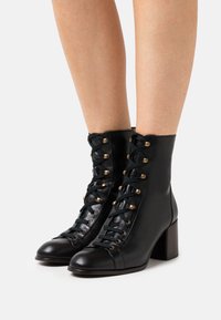 Chie Mihara MAIDA - Botins de atacadores - black
