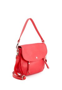 Czerwona skórzana torba crossbody z klapą i srebrnymi akcentami, o teksturowanym wykończeniu i regulowanym pasku, co zapewnia różne opcje noszenia.