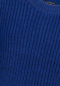 Pull en tricot bleu avec un motif côtelé texturé, un col rond et une construction à mailles serrées.