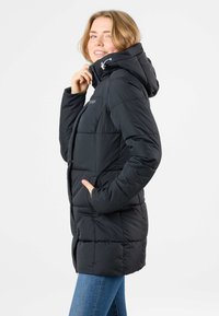 Schwarze Steppjacke mit Kapuze, ausgestattet mit einer gesteppten Textur, seitlichen Taschen und verstellbaren Zugbändern. Glatte Oberfläche und mittellanges Design.