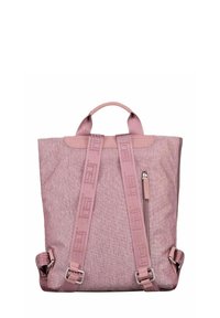 Sac à dos en tissu rose avec des bretelles réglables, une poignée supérieure, une fermeture éclair et une poche zippée sur le côté. Texture lisse avec un minimum de détails.