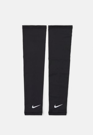 Maniche sportive nere realizzate in tessuto liscio, con polsini rinforzati e discreti loghi Nike bianchi su ciascuna manica.
