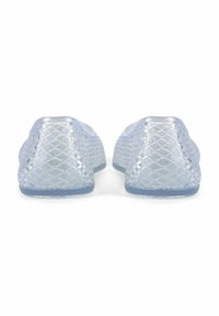 Chaussures bleu translucide à enfiler avec une surface à motif losange, talons arrondis et texture lisse, conçues pour le confort et la flexibilité.