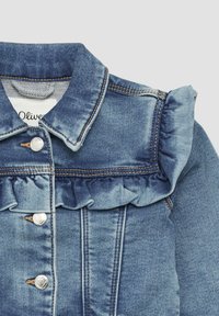 Jeansjacke in Mittelblau, mit Rüschendetails am Kragen und silbernen Knöpfen. Strukturierter Stoff mit sichtbaren Steppnähten.
