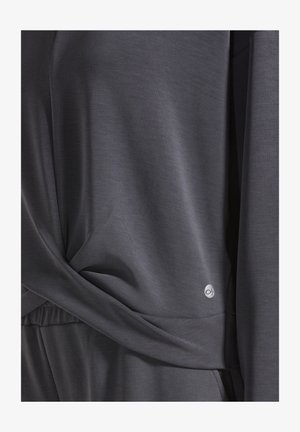 Donkergrijze stof met een gladde textuur, voorzien van een gedraaide ontwerp bij de taille en een klein logoaccent in een zilverkleurige tint.