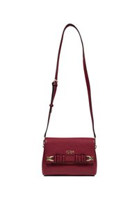 Borsa a tracolla in pelle bordeaux con chiusura a patta, dettagli in metallo dorato e decorazioni sulla tracolla. Include una tracolla regolabile.