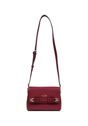 Borsa a tracolla in pelle bordeaux con chiusura a patta, dettagli in metallo dorato e decorazioni sulla tracolla. Include una tracolla regolabile.