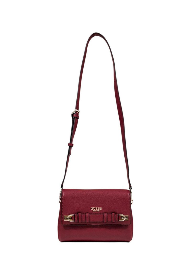 Borsa a tracolla in pelle bordeaux con chiusura a patta, dettagli in metallo dorato e decorazioni sulla tracolla. Include una tracolla regolabile.