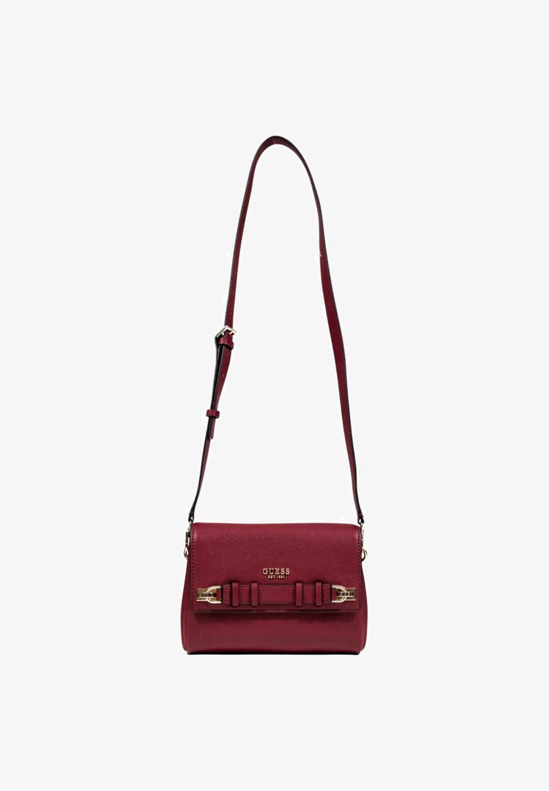 Bordeaux læder crossbody taske med klaplukning, guldfarvede hardware detaljer og dekorative stropdetaljer. Justerbar skulderrem medfølger.