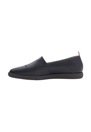 Marineblaue Leder-Schlupfschuhe mit runder Spitze, kontrastierenden Nähten und einer strukturierten schwarzen Gummisohle. Minimalistisches Design mit einer Zuglasche hinten.