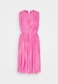 Różowa sukienka z fałdami, okrągłym dekoltem i bezrękawowym krojem. Posiada wiązanie w talii i sięga do połowy łydki. Gładka tekstura.