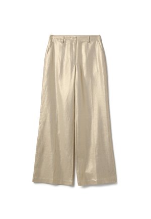 Beige weit geschnittene Hose mit Gürtelschlaufen und vorderen Taschen, hergestellt aus einem glänzenden, strukturierten Stoff, präsentiert vor weißem Hintergrund.