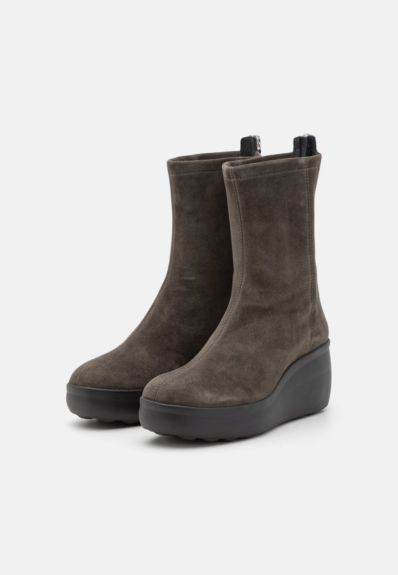 Bottines en suède gris foncé au design élégant, avec un bout rond et une semelle en caoutchouc épaisse, légèrement en forme de coin.