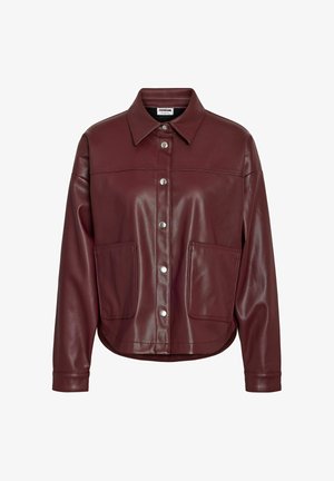 Jachetă din piele ecologică bordeaux, cu guler, închidere cu nasturi, două buzunare frontale și o margine ușor curbată. Textură netedă și lucioasă.