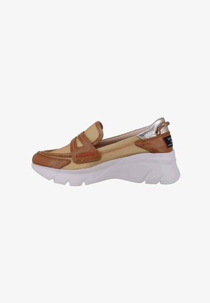Sneaker con una toma in rete beige, dettagli in pelle marrone, tallone metallico argenteo e suola chunky bianca con un motivo di battistrada visibile.