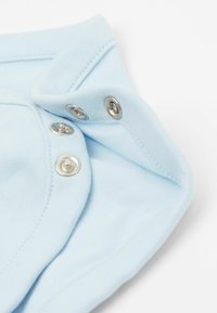 Světlomodrá bavlněná tkanina s zaobleným límcem, se pěti kovovými cvoky pro zapínání a hladkým povrchem.