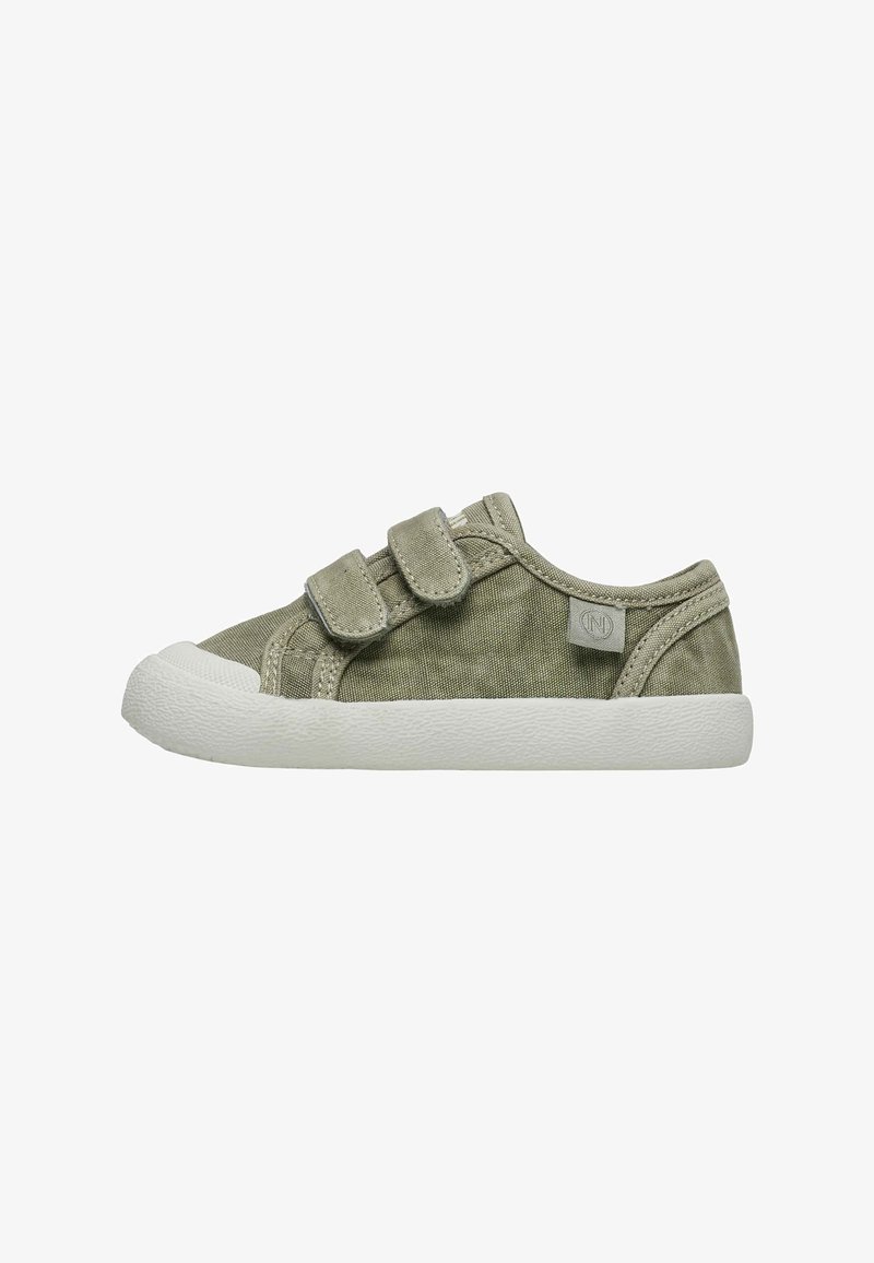 Baskets en toile verte avec deux bandes Velcro, semelle en caoutchouc blanche et dessus texturé pour une meilleure adhérence. Design minimaliste avec un détail logo.