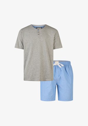 Szara bawełniana koszulka z okrągłym dekoltem i dwoma guzikami, w połączeniu z niebieskimi i białymi paskowanymi szortami pijamowymi z elastycznym paskiem.