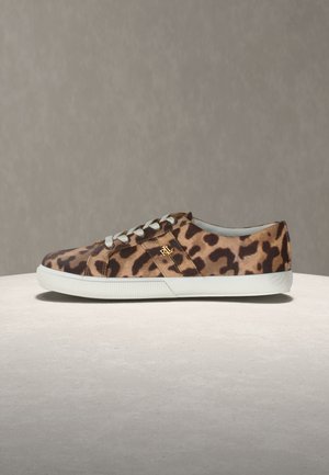 Pantof sport cu talpă joasă, cu imprimeu leopard maro și negru, șireturi albe, talpă din cauciuc alb și mic logo „RL” auriu pe lateral.