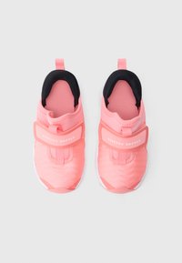 Ροζ αθλητικά παπούτσια με ανθεκτικό πλεκτό πάνω μέρος που επιτρέπει την αναπνοή, μα ύρο κολάρο από νεοπρένιο και ρυθμιζόμενο λουράκι με βέλκρο και λογότυπο στο μέσο του ποδιού.
