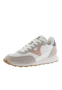 Baskets avec une tige en cuir blanc et en daim gris, accent rose, semelle en caoutchouc et lacets blancs. Comprend une languette et un col doux et texturé.