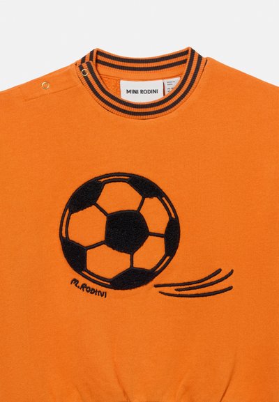 Sudadera naranja para niños con cuello a rayas negras, un gráfico de balón de fútbol negro y naranja, y etiqueta de la marca "Mini Rodini" en el cuello.