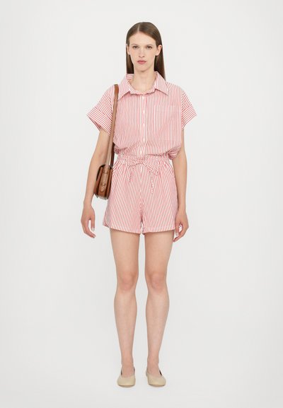 Stribet skjorte og shorts sæt i rød og hvid, korte ærmer, med bæltet talje, ledsaget af en brun crossover taske og beige flade sko.