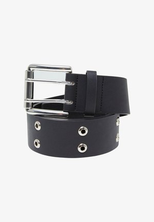 Črn usnjen pas z široko zasnovo, s srebrno zaponko s sijočo obdelavo in več srebrnimi okovji vzdolž traku.