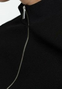 Sort zip-up top med høj krave, lavet af glat stof, med en metallisk lynlåsdetaile foran for nem påklædning.