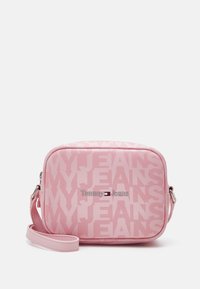 Różowa prostokątna torebka na ramię wykonana z gładkiego materiału syntetycznego, z powtarzającym się wzorem "MY JEANS" i logo z akcentem w postaci flagi.