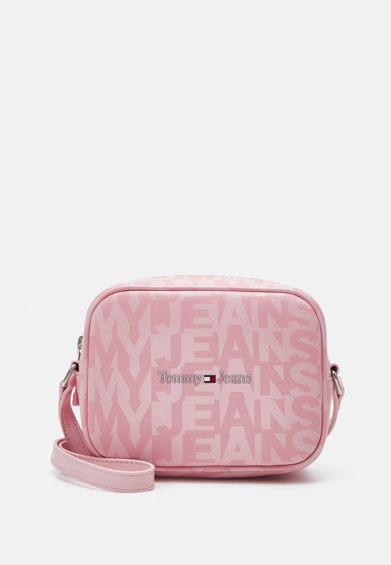 Różowa prostokątna torebka na ramię wykonana z gładkiego materiału syntetycznego, z powtarzającym się wzorem "MY JEANS" i logo z akcentem w postaci flagi.