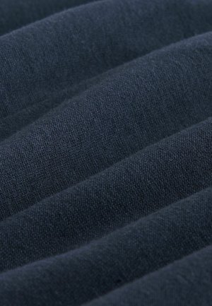 Mørkeblå tekstureret stof med diagonale riller; glat finish og subtilt strikkemønster. Designet til holdbarhed og komfort i forskellige anvendelser.